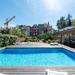 Appartement Chic Hideaway: Pool & Garden