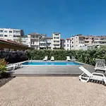 Chic Hideaway: Pool & Garden Appartement