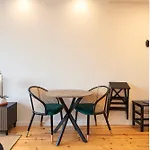 Appartement Chic Hideaway: Pool & Garden