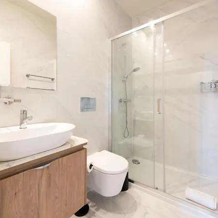 Chic Hideaway: Pool & Garden Oporto