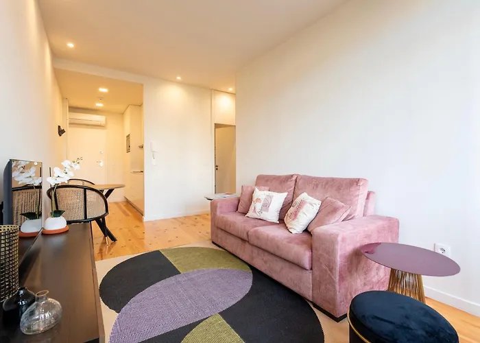 Chic Hideaway: Pool & Garden Πόρτο