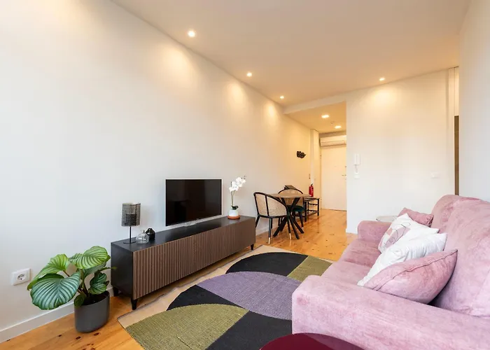 Chic Hideaway: Pool & Garden *