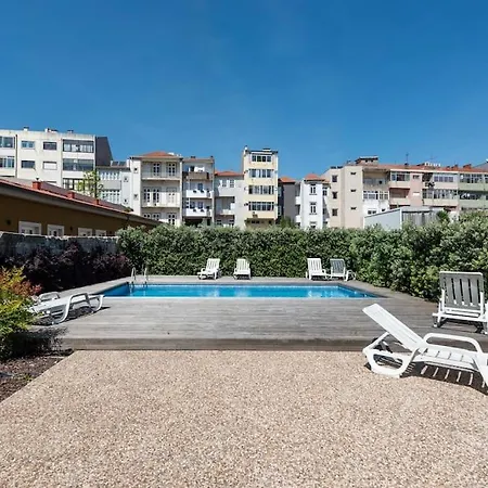 Chic Hideaway: Pool & Garden Appartement