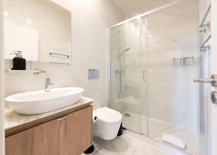 Chic Hideaway: Pool & Garden Oporto